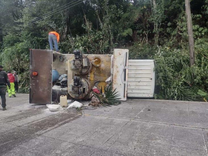 Aparatosa volcadura de camioneta sobre la carretera Misantla-Xalapa