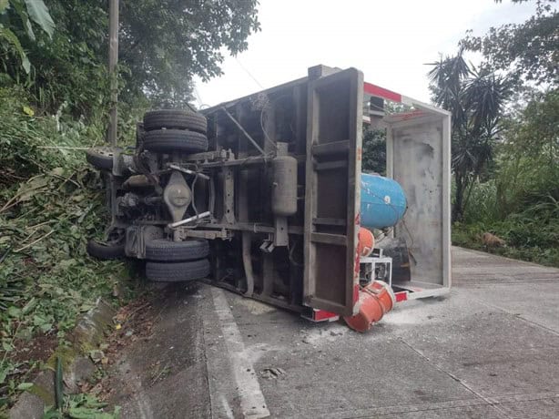 Aparatosa volcadura de camioneta sobre la carretera Misantla-Xalapa