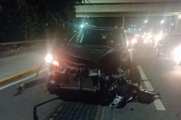 En Xalapa, camioneta termina destrozada tras chocar con autobús