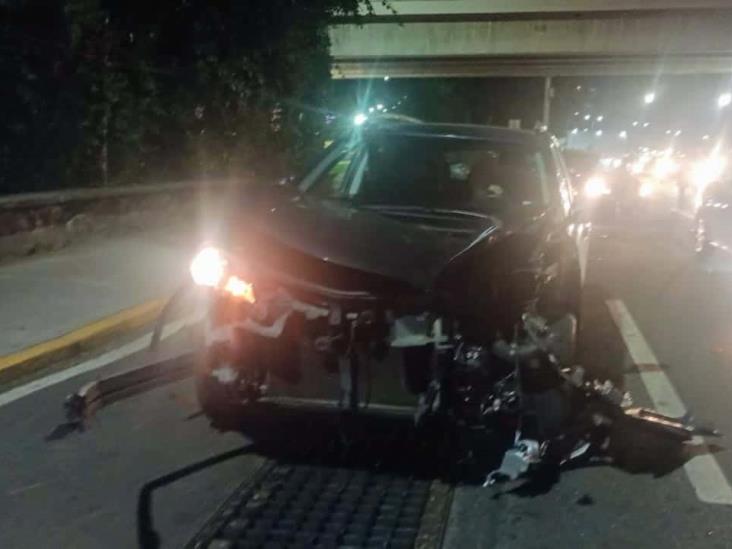 En Xalapa, camioneta termina destrozada tras chocar con autobús