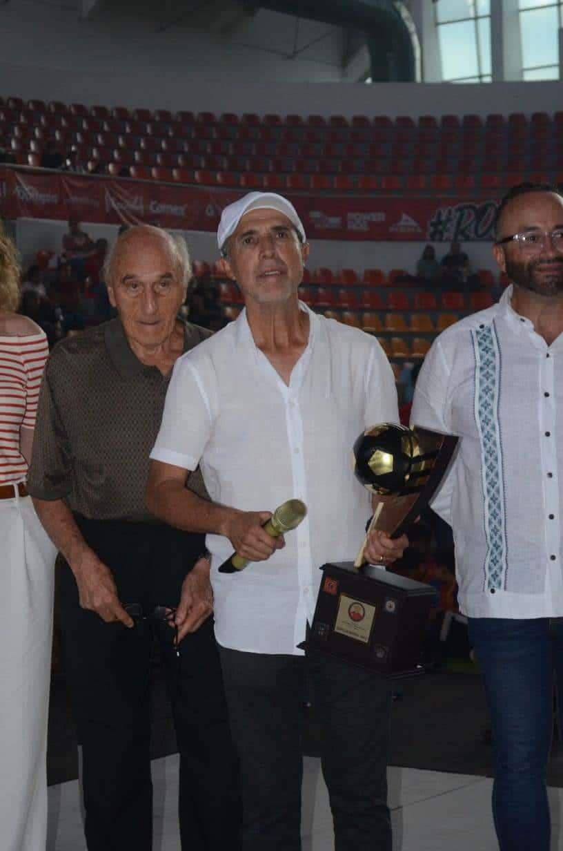 Homenajea Liga Pirata Fuente a Carlos Barra