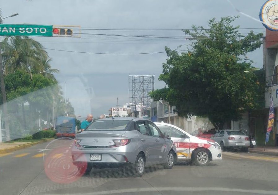 Choque entre taxi y auto particular provoca accidente en el centro de Veracruz