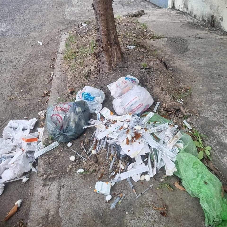 Vecinos de la colonia Los Pinos denuncian acumulación de basura hospitalaria en Veracruz