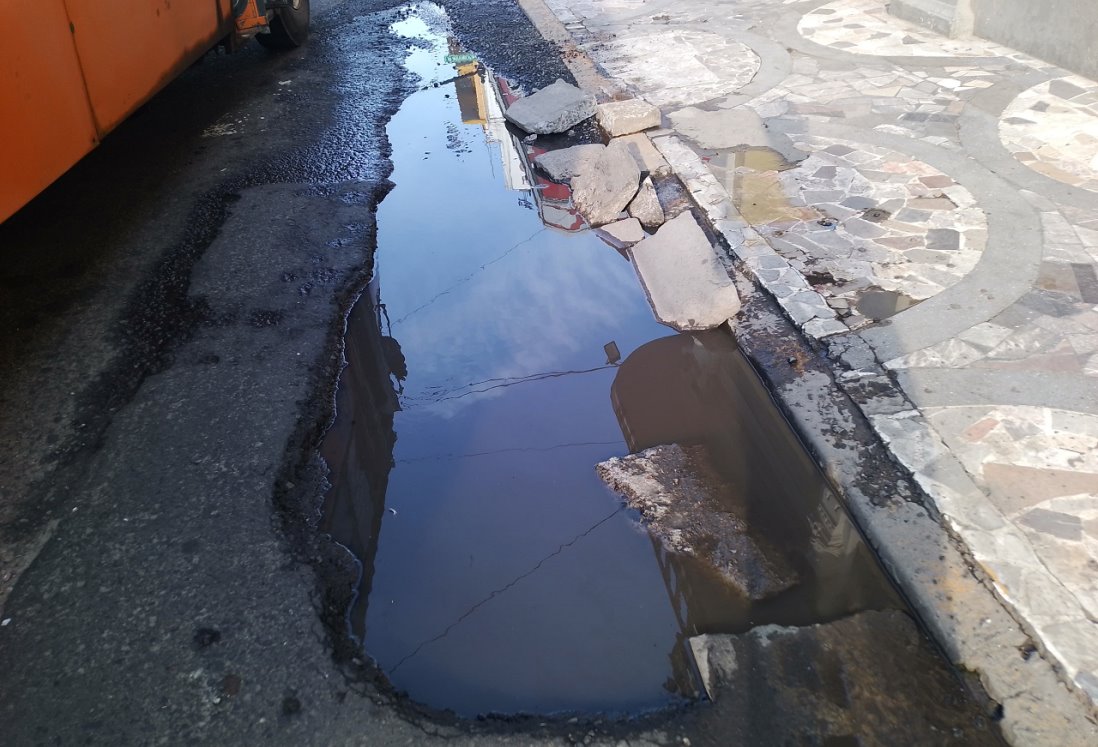 Bache en pleno Centro Histórico de Veracruz afecta a vehículos y peatones