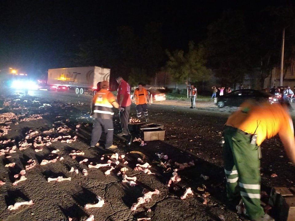 Tráiler pierde el control y colisiona contra dos vehículos en Tierra Blanca