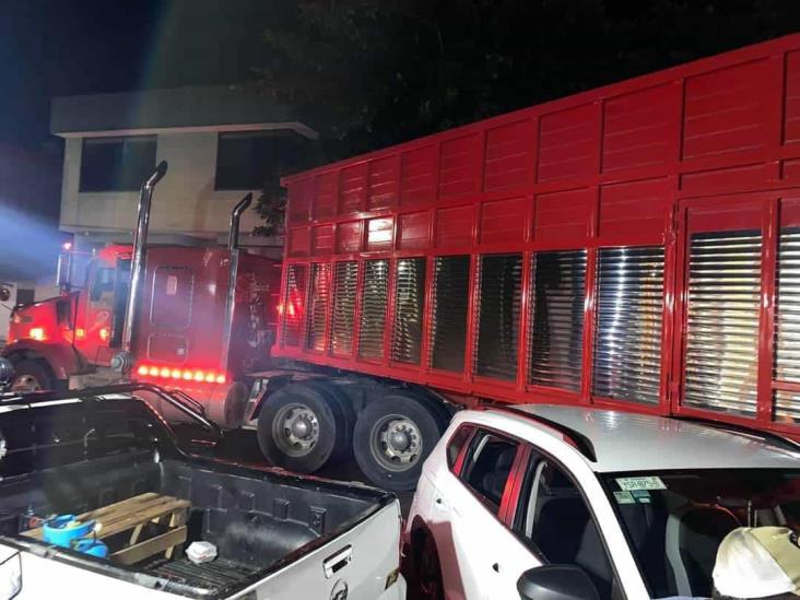 ¿Tenía prisa? Trailero casi se lleva de corbata una camioneta en San Rafael