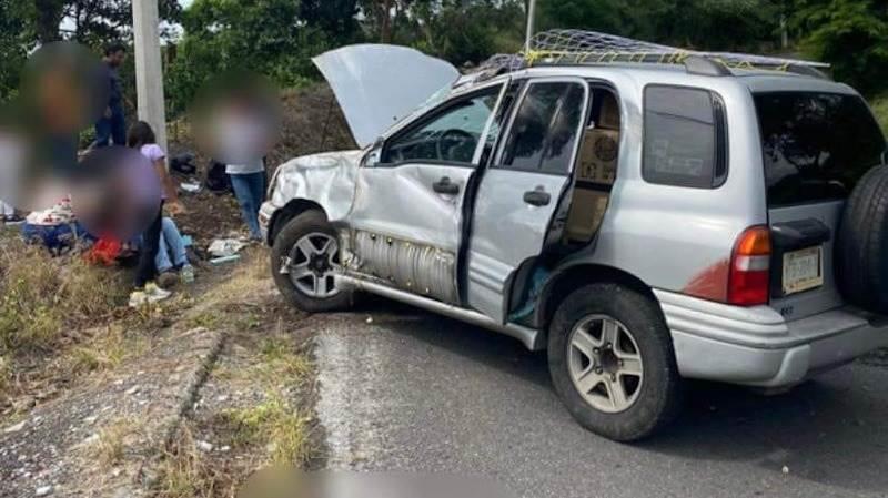 Dos lesionados deja aparatosa volcadura de camioneta en Tlaltetela