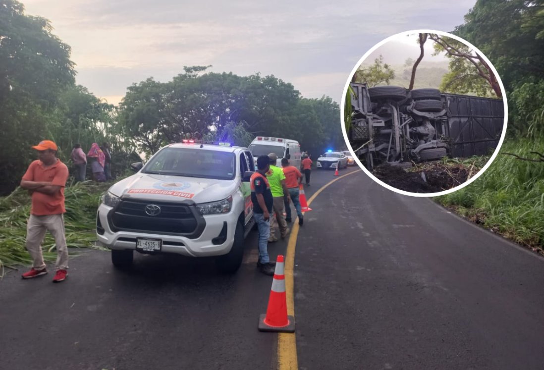 Vuelca autobús de pasajeros en San Andrés Tuxtla