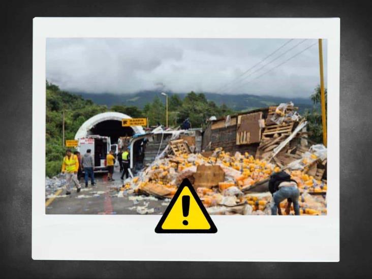 Vuelca tráiler con jugos en autopista Puebla-Orizaba; vialidad cerrada