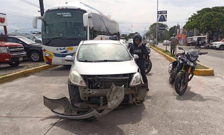 Camioneta y auto se dan encontronazo en Martínez 