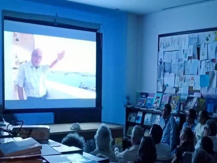 Estrenan documental El hombre del faro en Librería Mar Adentro