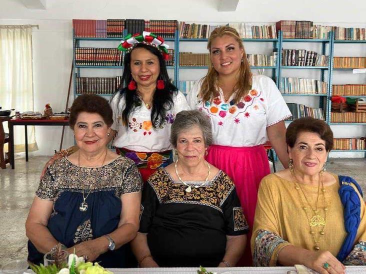 Socias de la Mesa Redonda Panamericana de Coatepec celebran el mes patrio