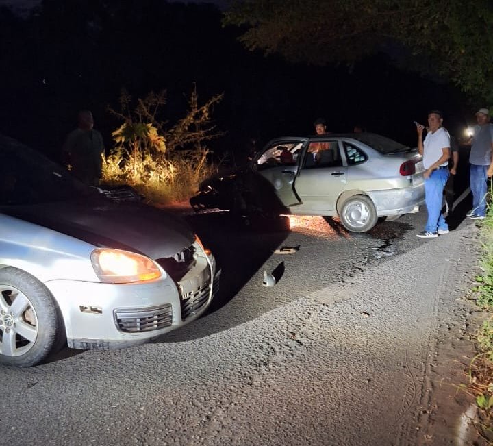 Fuerte accidente entre dos vehículos en Paso de Ovejas deja varios lesionados