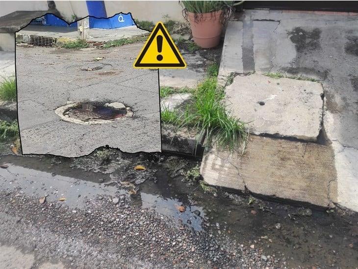 En colonia de Boca del Río, vecinos denuncian colapso de drenaje; CAB los ignora