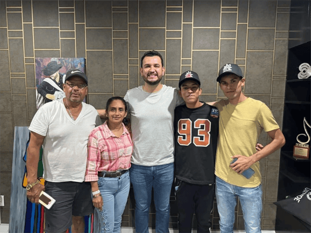 ¡Orgullo! joven veracruzano firma con Edén Muñoz; cantante lo subió al escenario en Xalapa