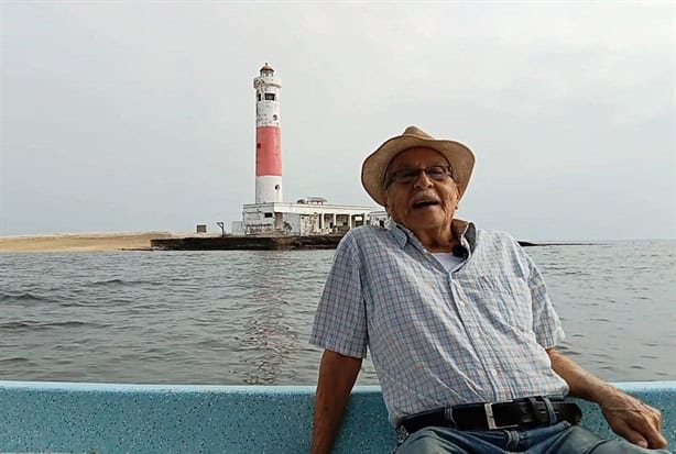 Alfredo Casarín relata historias del mar en El hombre del faro