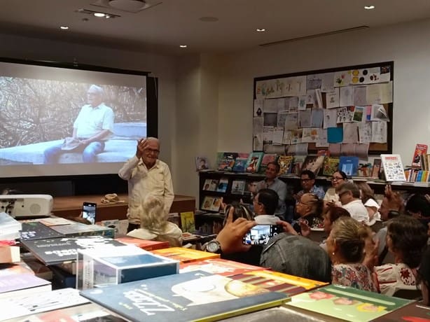 Estrenan documental El hombre del faro en Librería Mar Adentro