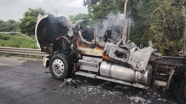 Por falla, arde tráiler sobre la autopista 150D Córdoba-Veracruz