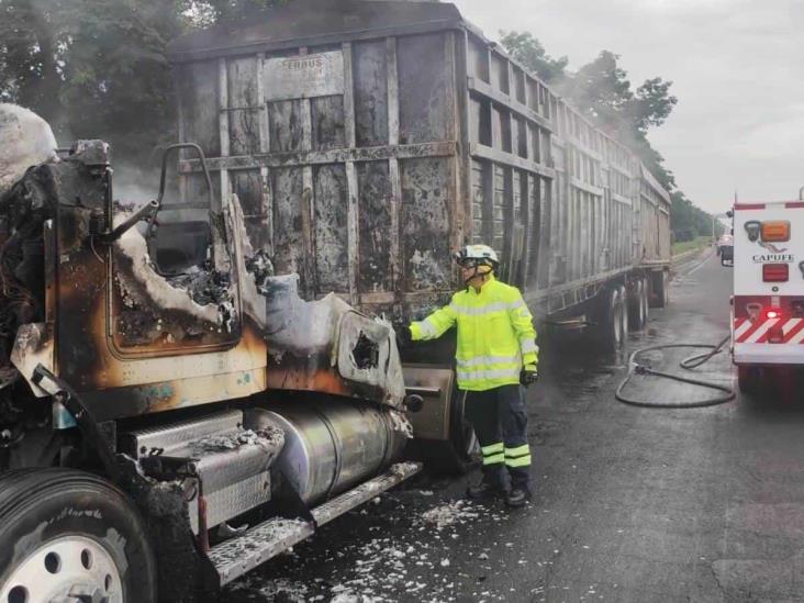 Por falla, arde tráiler sobre la autopista 150D Córdoba-Veracruz