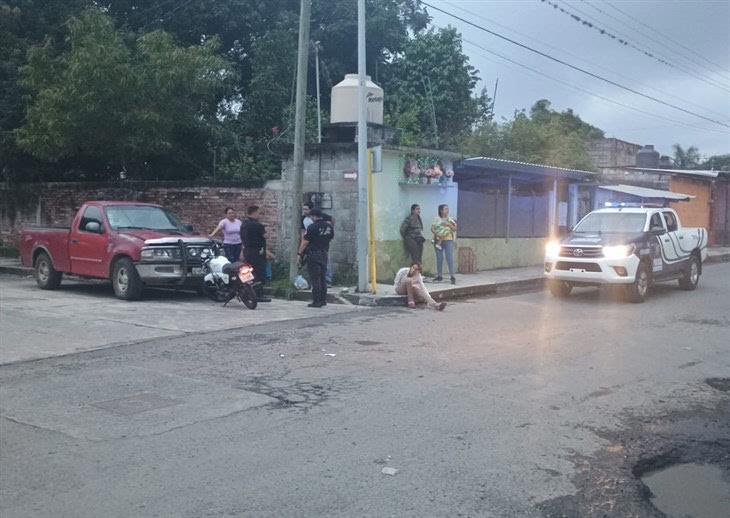 Mujer motociclista se lesiona tras derrapar en el centro de Cuitláhuac