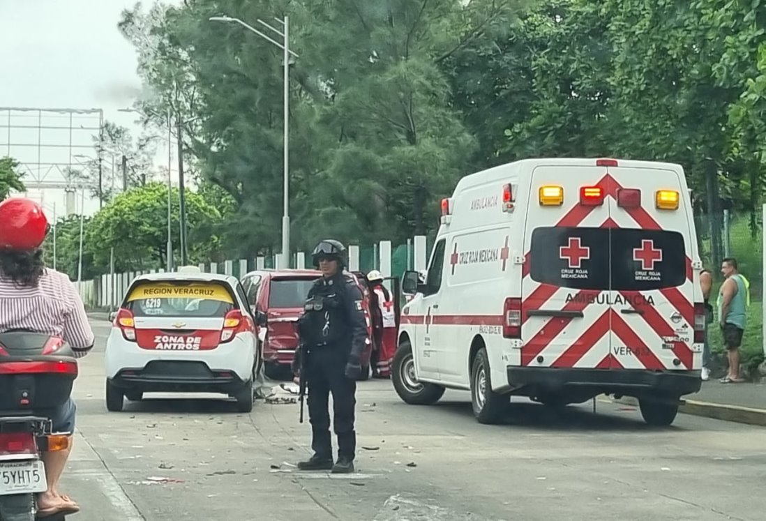 Accidente en Díaz Mirón frente a Reino Mágico entre taxi y camioneta