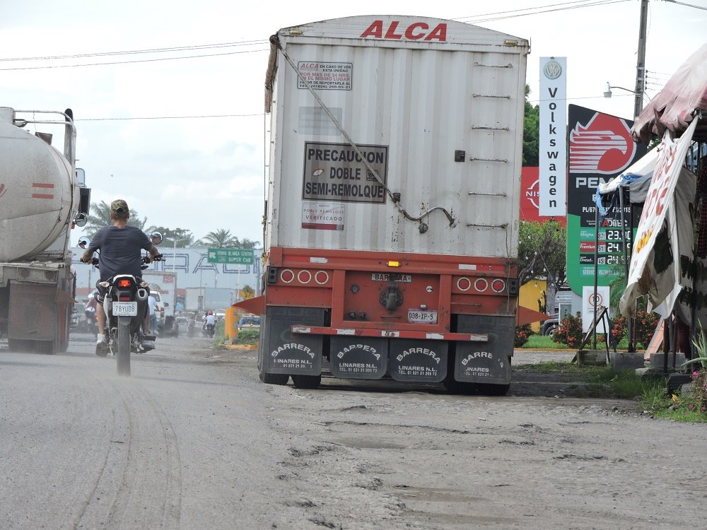 Tráiler impacta automóvil en la carretera federal 145 de Tierra Blanca