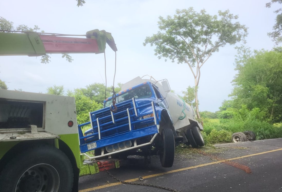 Accidente en carretera Tierra Blanca-Barahúnda: Pipa de agua se vuelca