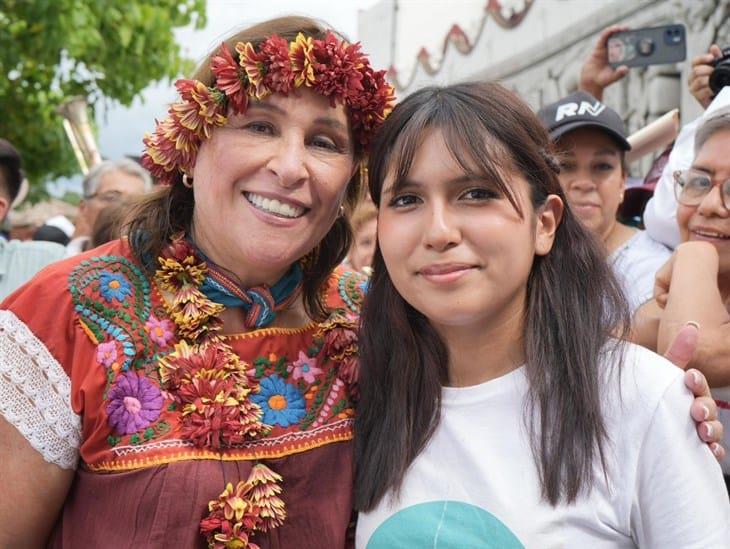 Rocío Nahle reconoce a Ángela Olazarán, ganadora del Global Student Prize