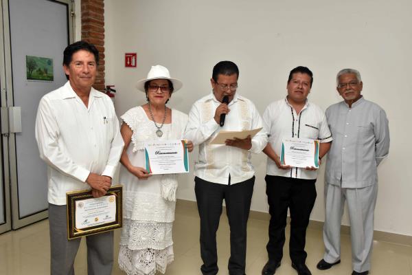 Club Rotario Veracruz entrega reconocimientos a maestros de Zongolica