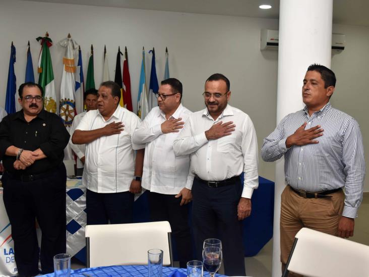 Club Rotario Veracruz entrega reconocimientos a maestros de Zongolica