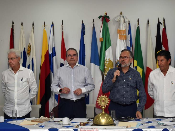 Club Rotario Veracruz entrega reconocimientos a maestros de Zongolica