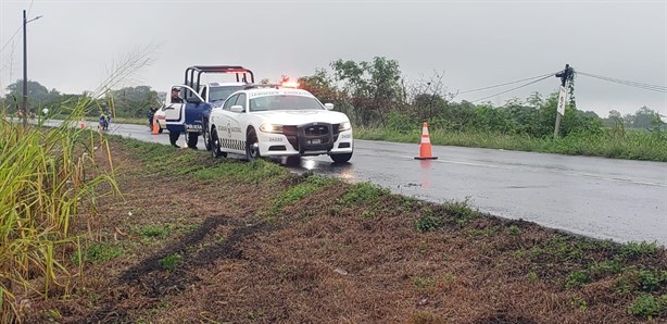 Joven en Cosamaloapan vuelca en su vehículo y termina en el hospital