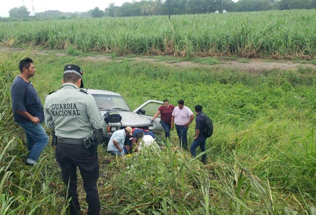 Joven en Cosamaloapan vuelca en su vehículo y termina en el hospital