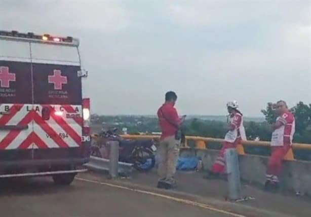 Joven en motocicleta derrapa sobre puente de Veracruz y pierde la vida