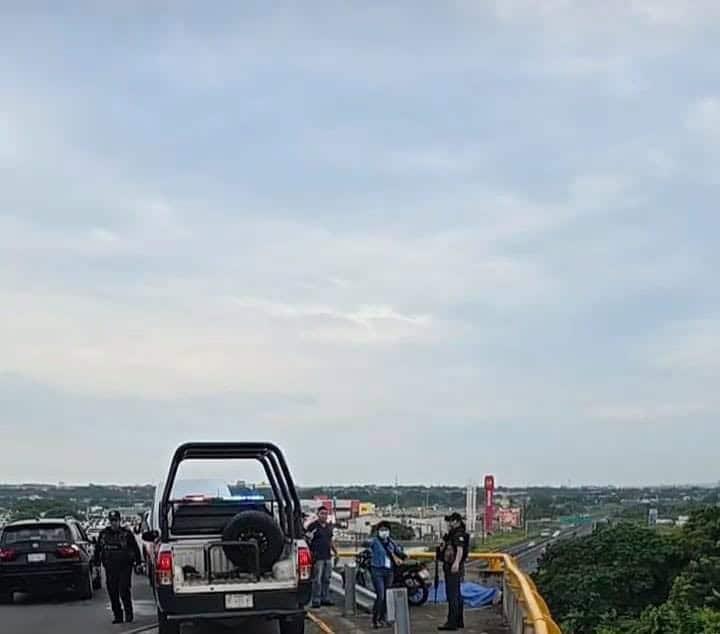 Joven en motocicleta derrapa sobre puente de Veracruz y pierde la vida