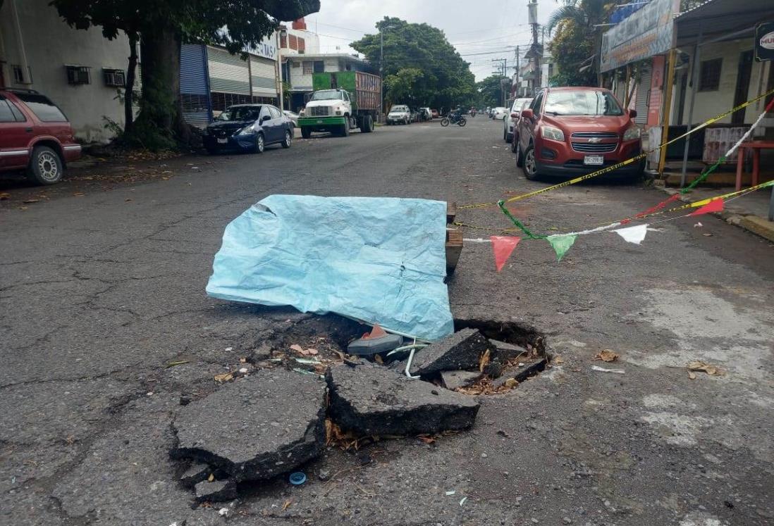 Lluvias provocan aparición de baches en Veracruz; ciudadanos los marcan con objetos