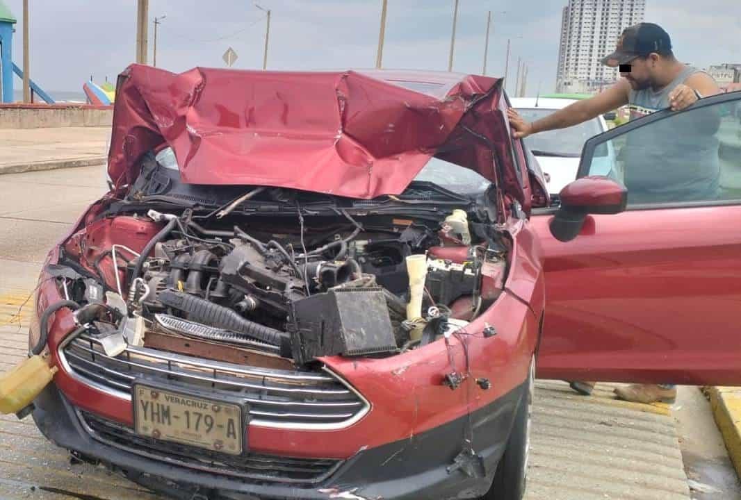 Aparatoso choque en el Malecón de Coatzacoalcos deja daños por 80 mil pesos