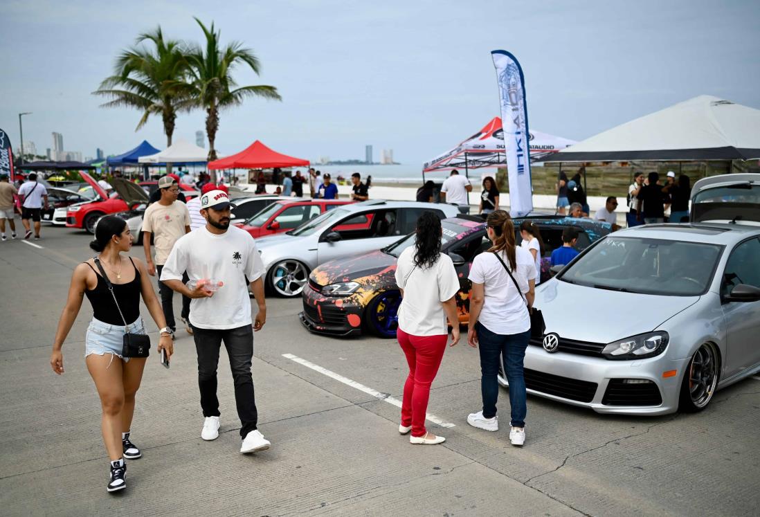 Realizan exhibición de autos modificados en bulevar Vicente Fox, en Boca del Río | VIDEO