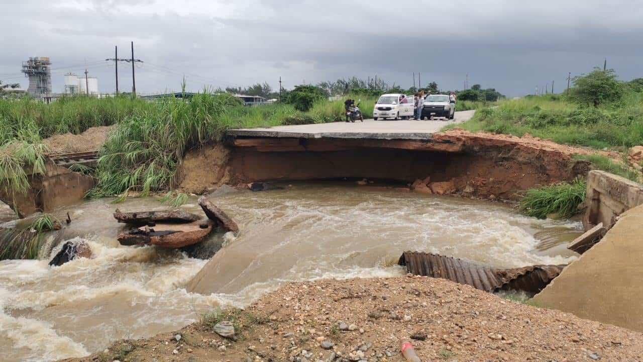 Obreros esperan ser contratatos para la reconstrucción del bulevar Etileno XXI