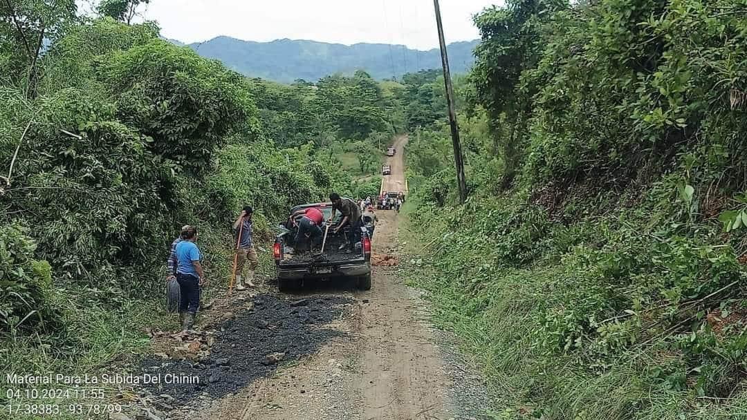 Atienden camino rural de Las Choapas tras presión de pobladores