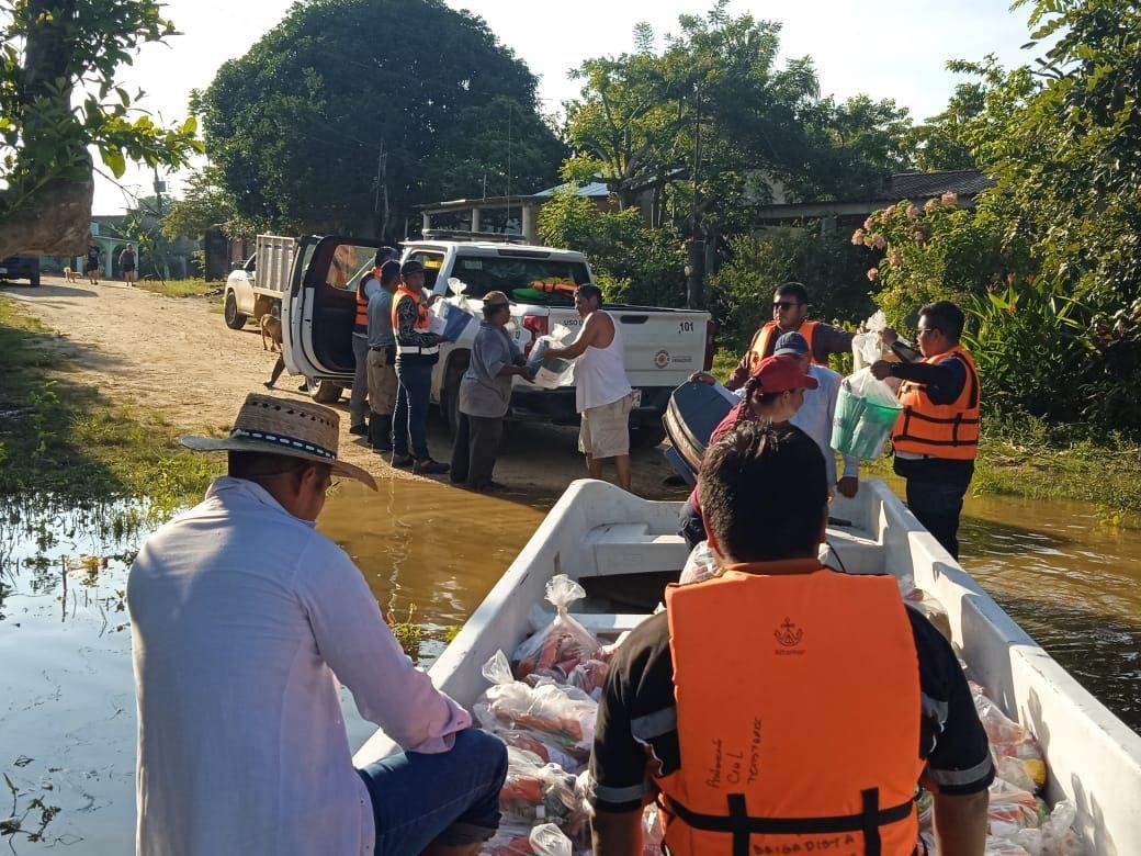 Entregan víveres a damnificados por inundaciones en Texistepec