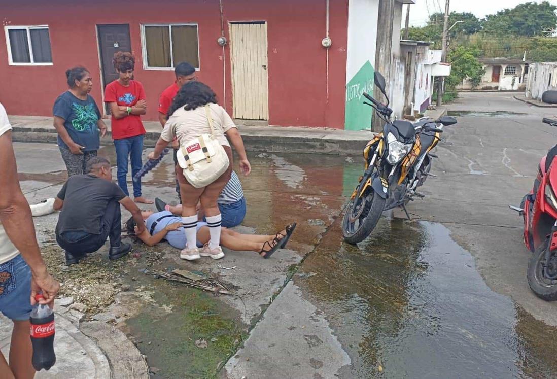 Jovencita derrapa moto en Alvarado