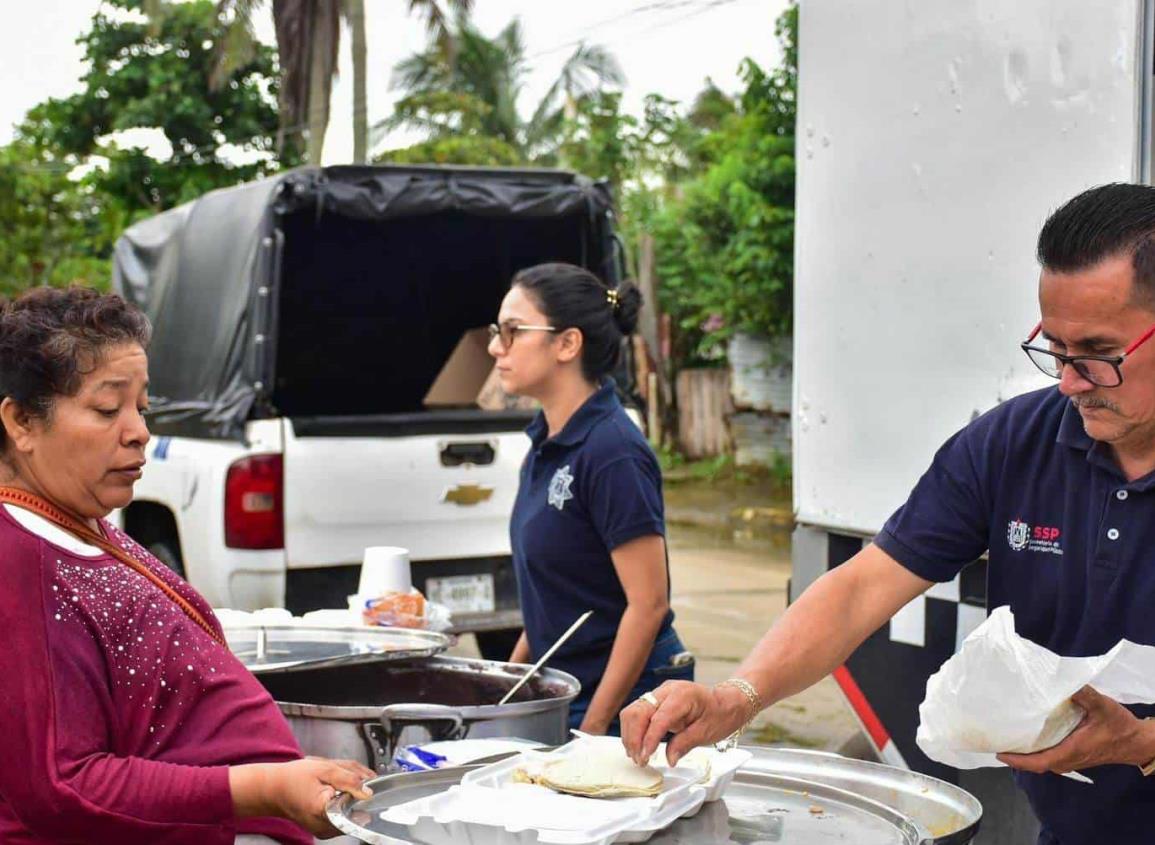 Por aire Protección Civil lleva apoyos al Sur tras lluvias torrenciales; instalan cocina móvil en Coatzacoalcos