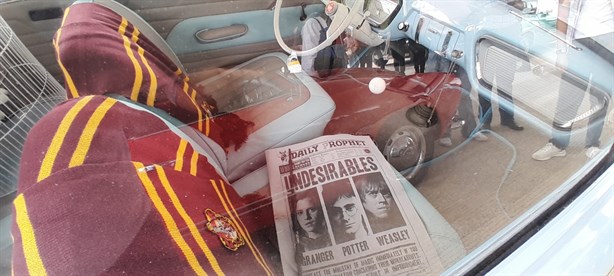 Carro de Harry Potter deslumbra en exhibición de autos antiguos en Xalapa