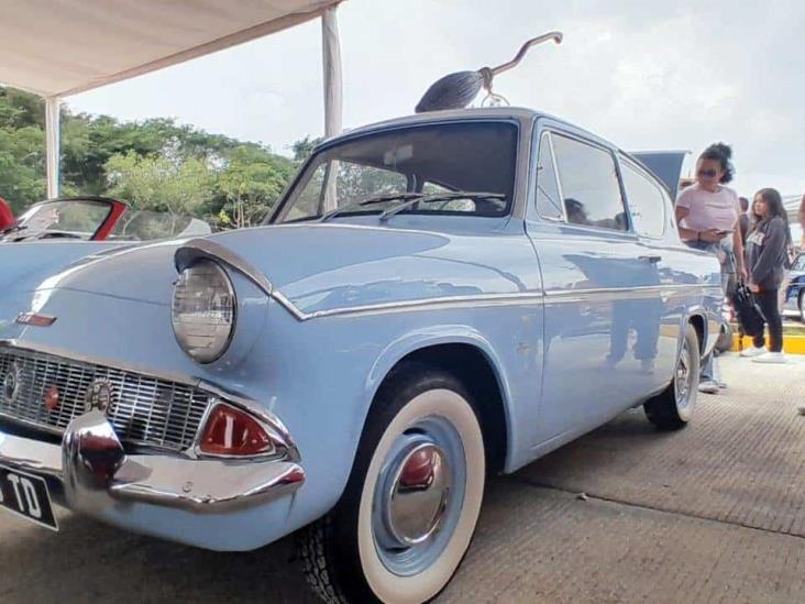 Carro de Harry Potter deslumbra en exhibición de autos antiguos en Xalapa