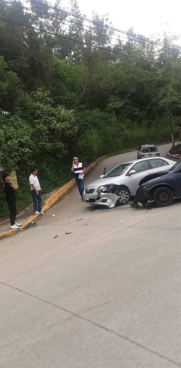 Choque de autos el bulevar Guízar y Valencia en Xalapa, frente a la Fiscalía