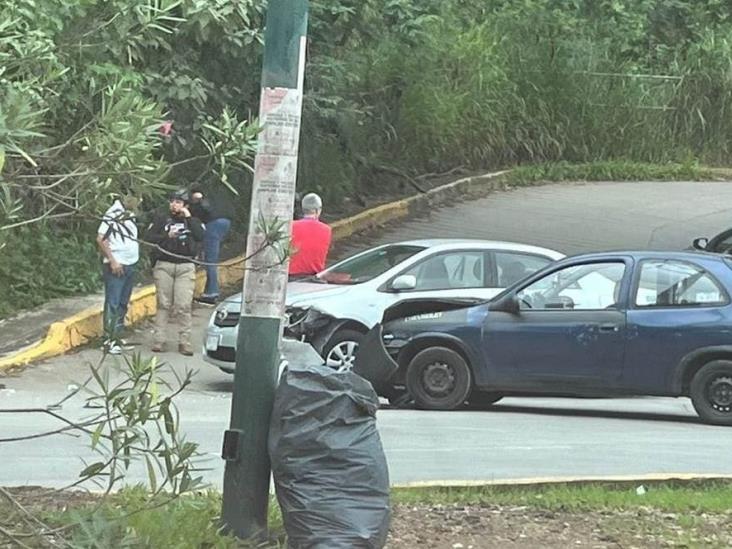 Choque de autos el bulevar Guízar y Valencia en Xalapa, frente a la Fiscalía