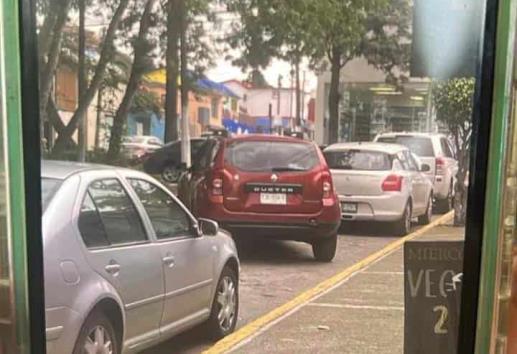 Conductor de camioneta huye tras causar daños a vehículos en Xalapa