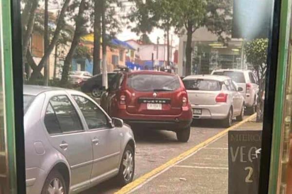 Conductor de camioneta huye tras causar daños a vehículos en Xalapa