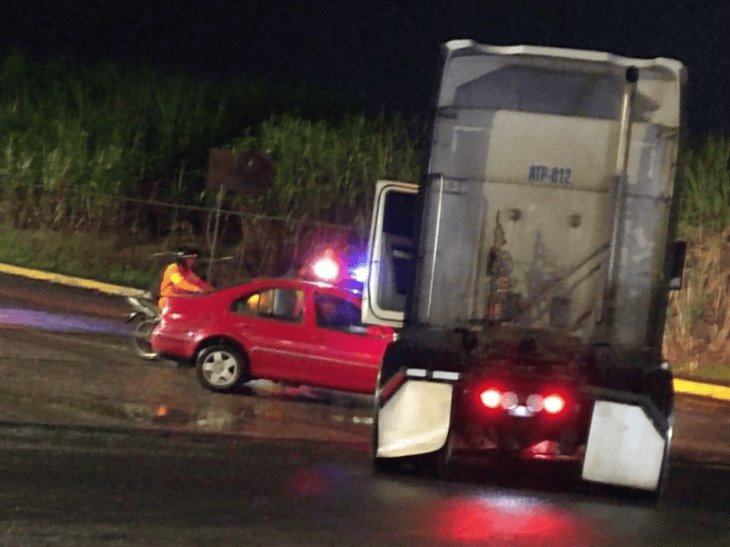 Se registra encontronazo entre auto y tráiler en la entrada al Parque Industrial de Ixtaczoquitlán